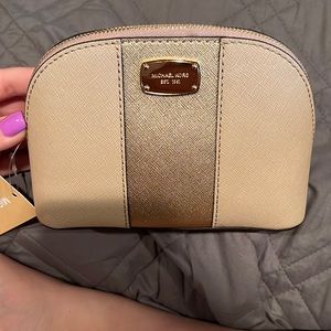 Michael kors met center stripe LG travel pouch leather Bisque/gold